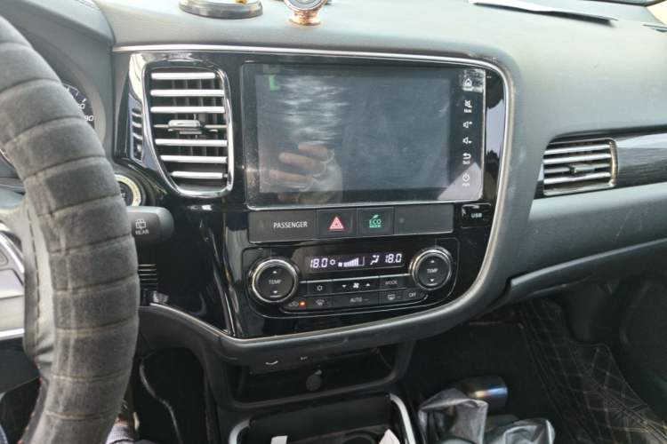 Used Mitsubishi Outlander 2019 2.4L 4x4 Zhi Xiang Edition 5 Seats China V Emission Standard Audio And AC Panel