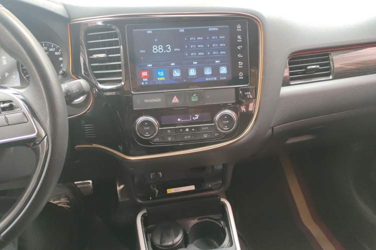 Used Mitsubishi Outlander 2019 2.0L Two-Wheel Drive Comfort Edition 7-Seater China VI Standard Audio And AC Panel