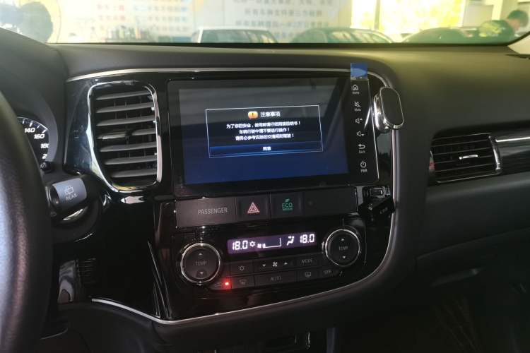 Used Mitsubishi Outlander 2019 2.0L Two-Wheel Drive Comfort Edition 7-Seater China VI Standard Audio And AC Panel