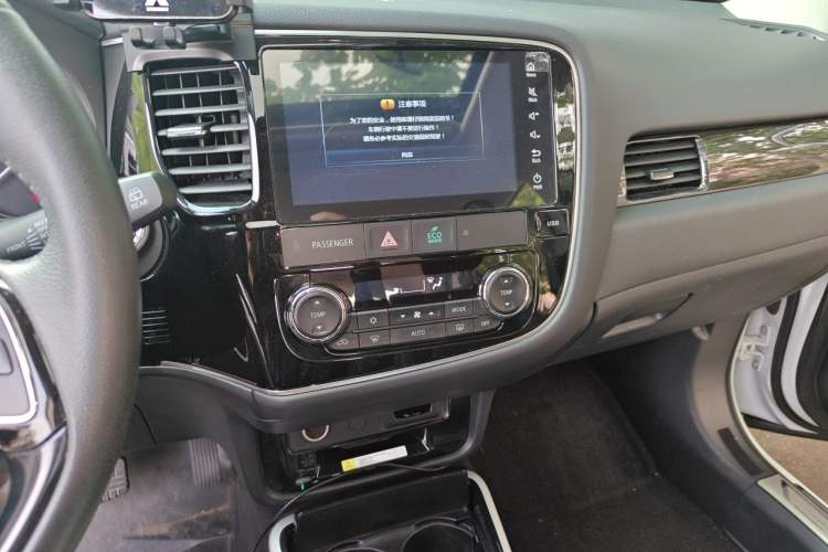 Used Mitsubishi Outlander 2019 2.0L Two-Wheel Drive Comfort Edition 5 Seats China VI Standard Audio And AC Panel