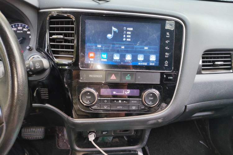 Used Mitsubishi Outlander 2019 2.4L 4x4 Zhi Xiang Edition 7 Seats China VI Standard Audio And AC Panel