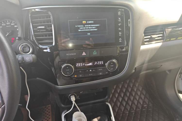 Used Mitsubishi Outlander 2019 2.4L 4x4 Zhi Xiang Edition 7 Seats China VI Standard Audio And AC Panel