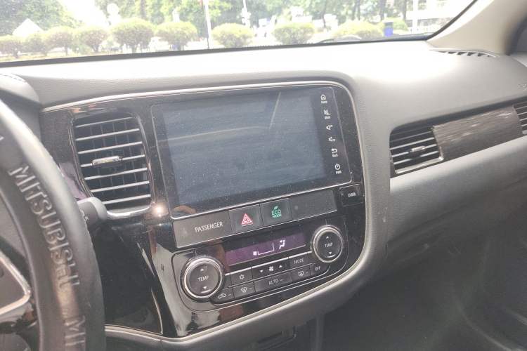 Used Mitsubishi Outlander 2019 2.0L Two-Wheel Drive Comfort Edition 5 Seats China VI Standard Audio And AC Panel