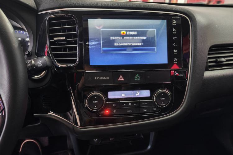 Used Mitsubishi Outlander 2019 2.4L 4x4 Zhi Xiang Edition 5 Seats China VI Standard Audio And AC Panel