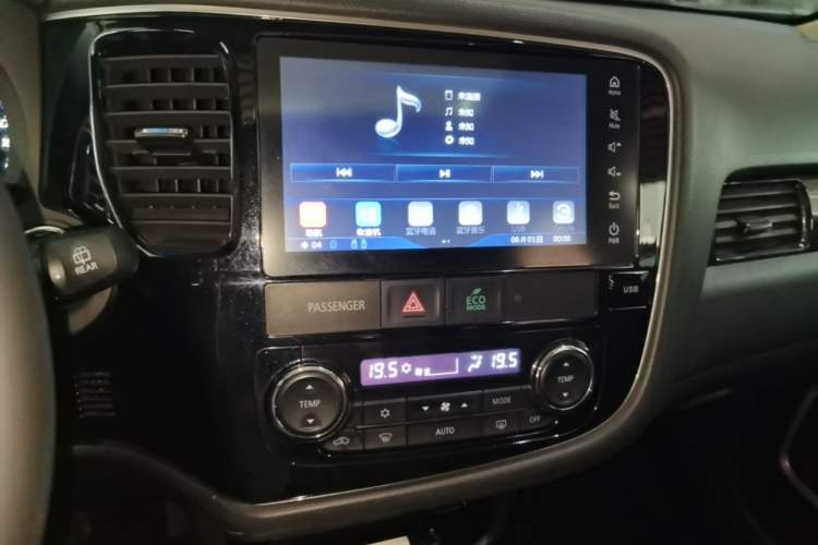 Used Mitsubishi Outlander 2019 2.0L Two-Wheel Drive Comfort Edition 7-Seater China VI Standard Audio And AC Panel