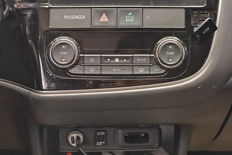 Used Mitsubishi Outlander 2019 2.4L 4x4 Zhi Xiang Edition 5 Seats China V Emission Standard Audio And AC Panel