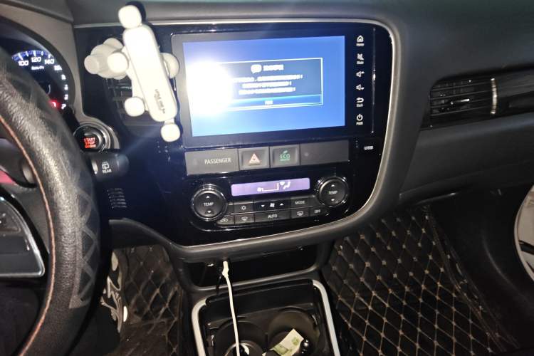 Used Mitsubishi Outlander 2019 2.4L 4x4 Zhi Xiang Edition 5 Seats China V Emission Standard Audio And AC Panel