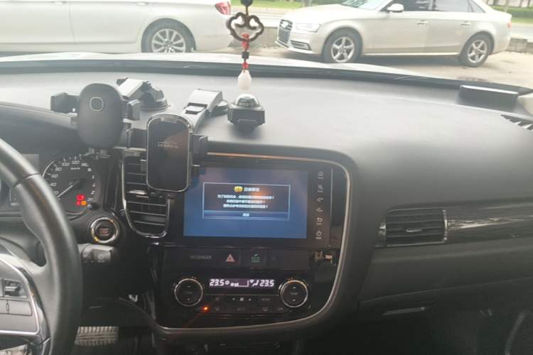 Used Mitsubishi Outlander 2019 2.4L 4x4 Zhi Xiang Edition 7 Seats China VI Standard Audio And AC Panel