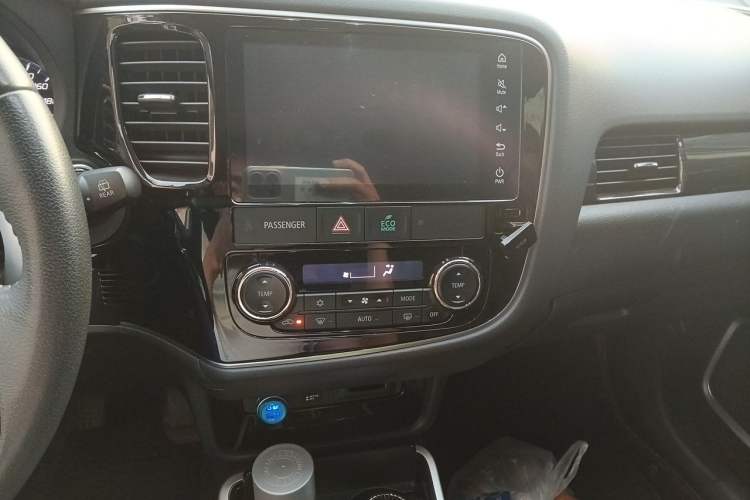 Used Mitsubishi Outlander 2019 2.4L 4x4 Zhi Xiang Edition 7 Seats China VI Standard Audio And AC Panel
