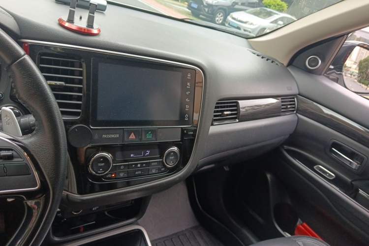 Used Mitsubishi Outlander 2019 2.4L 4x4 Zhi Xiang Edition 7 Seats China VI Standard Audio And AC Panel