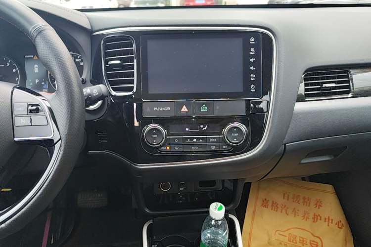 Used Mitsubishi Outlander 2019 2.4L 4x4 Zhi Xiang Edition 7 Seats China VI Standard Audio And AC Panel