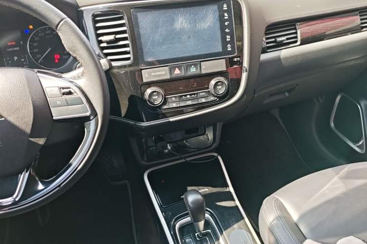 Used Mitsubishi Outlander 2019 2.0L Two-Wheel Drive Comfort Edition 5 Seats China V Standard Audio And AC Panel