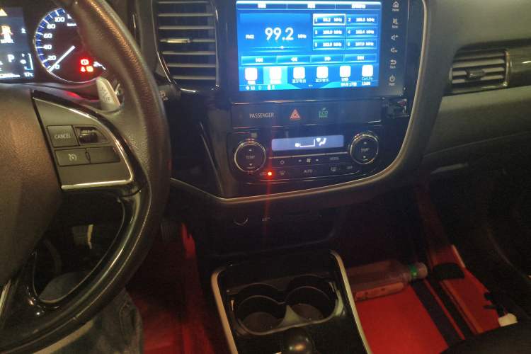 Used Mitsubishi Outlander 2019 2.4L 4x4 Zhi Xiang Edition 7 Seats China VI Standard Audio And AC Panel