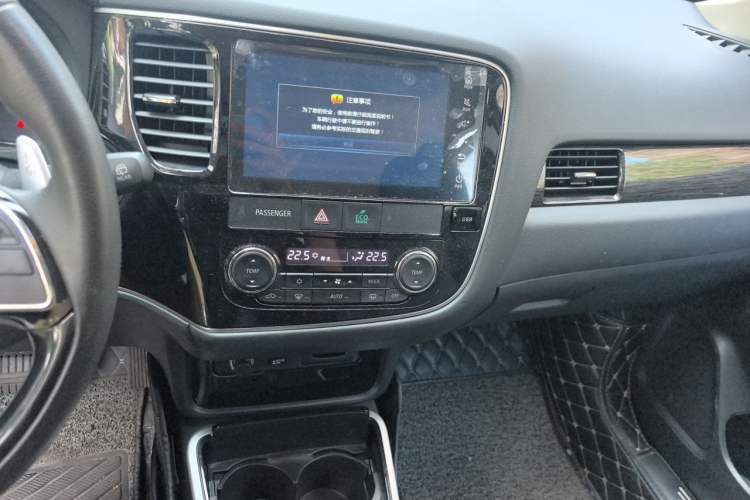 Used Mitsubishi Outlander 2019 2.4L 4x4 Zhi Xiang Edition 7 Seats China VI Standard Audio And AC Panel