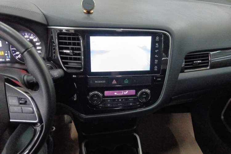 Used Mitsubishi Outlander 2019 2.0L Two-Wheel Drive Comfort Edition 5 Seats China VI Standard Audio And AC Panel