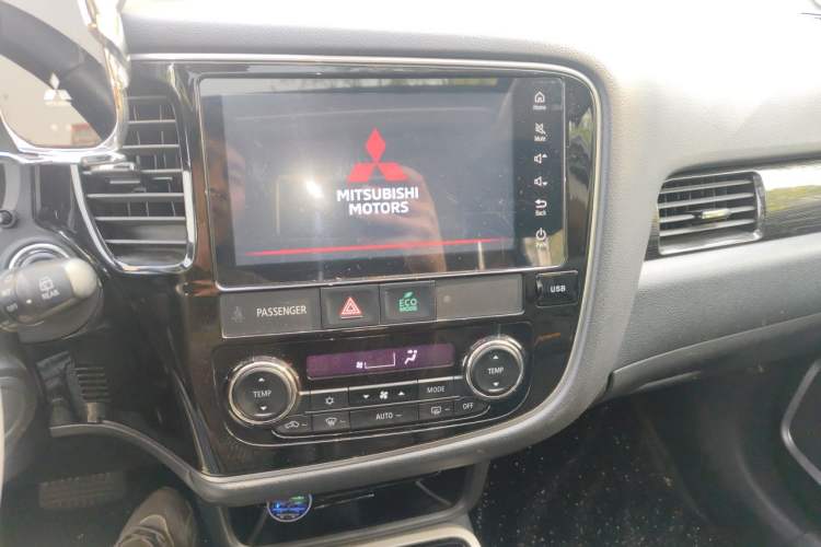 Used Mitsubishi Outlander 2019 2.0L Two-Wheel Drive Comfort Edition 5 Seats China VI Standard Audio And AC Panel
