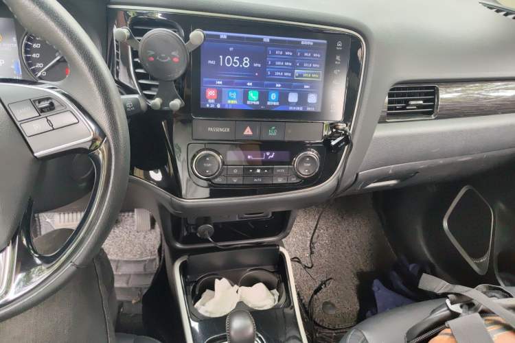 Used Mitsubishi Outlander 2019 2.0L Two-Wheel Drive Comfort Edition 7 Seats China V Emission Standard Audio And AC Panel
