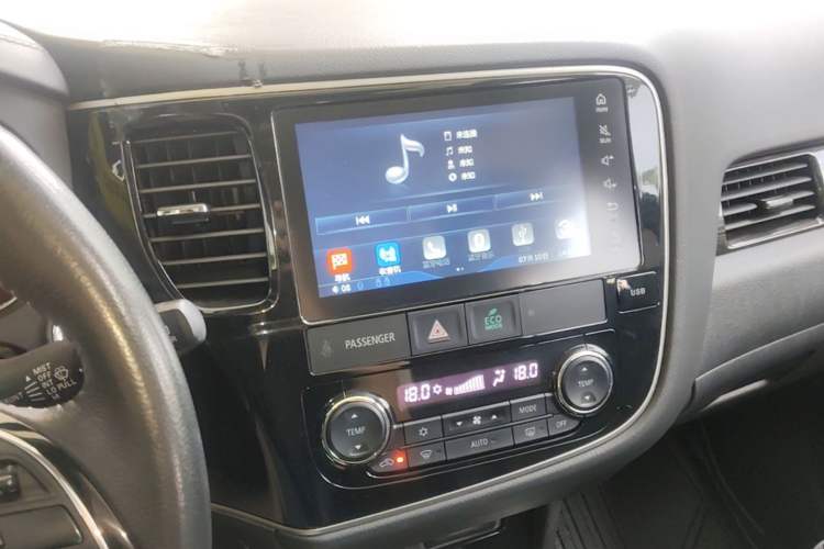 Used Mitsubishi Outlander 2019 2.0L Two-Wheel Drive Comfort Edition 5 Seats China VI Standard Audio And AC Panel