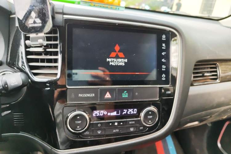 Used Mitsubishi Outlander 2019 2.0L Two-Wheel Drive Comfort Edition 5 Seats China VI Standard Audio And AC Panel