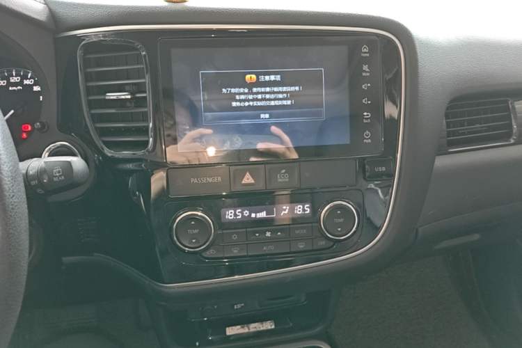 Used Mitsubishi Outlander 2019 2.4L 4x4 Zhi Xiang Edition 5 Seats China VI Standard Audio And AC Panel