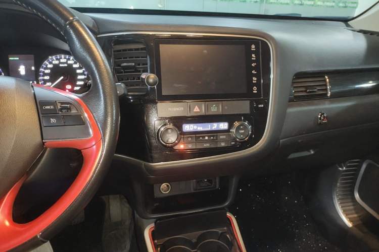 Used Mitsubishi Outlander 2019 2.0L Two-Wheel Drive Comfort Edition 7 Seats China V Emission Standard Audio And AC Panel