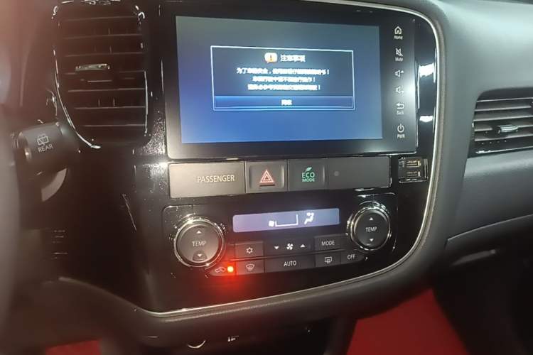 Used Mitsubishi Outlander 2019 2.4L 4x4 Zhi Xiang Edition 7 Seats China VI Standard Audio And AC Panel