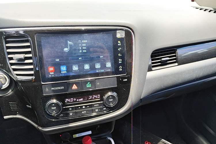 Used Mitsubishi Outlander 2019 2.0L Two-Wheel Drive Comfort Edition 5 Seats China VI Standard Audio And AC Panel