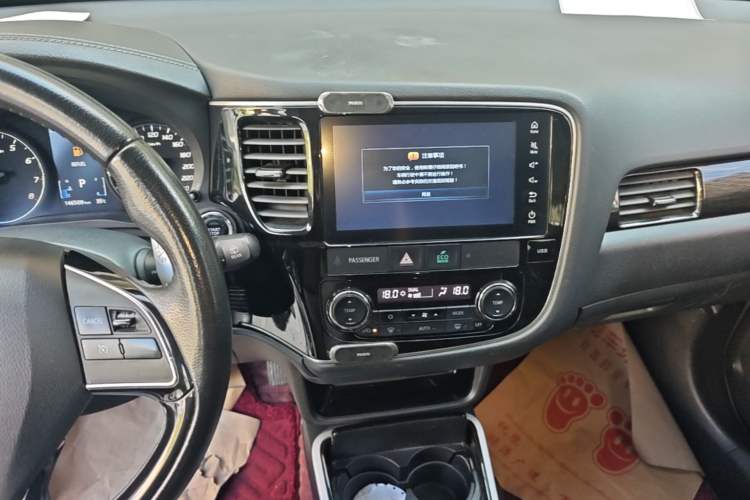 Used Mitsubishi Outlander 2019 2.4L 4x4 Zhi Xiang Edition 7 Seats China VI Standard Audio And AC Panel