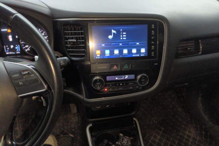 Used Mitsubishi Outlander 2019 2.4L 4x4 Zhi Xiang Edition 7 Seats China VI Standard Audio And AC Panel