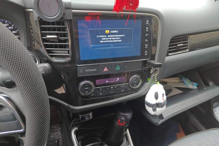 Used Mitsubishi Outlander 2019 2.0L Two-Wheel Drive Comfort Edition 5 Seats China VI Standard Audio And AC Panel