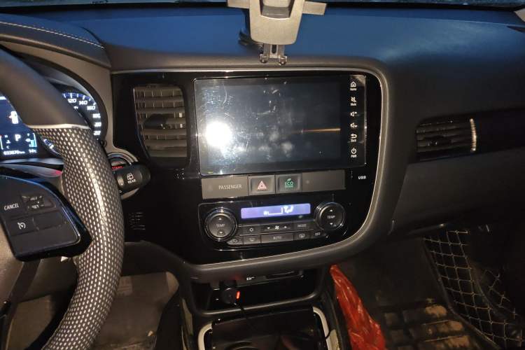 Used Mitsubishi Outlander 2019 2.4L 4x4 Zhi Xiang Edition 5 Seats China VI Standard Audio And AC Panel