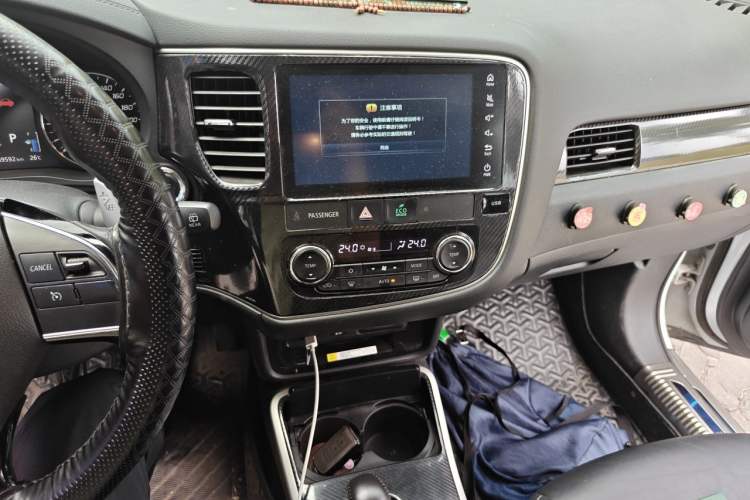 Used Mitsubishi Outlander 2019 2.4L 4x4 Zhi Xiang Edition 7 Seats China VI Standard Audio And AC Panel