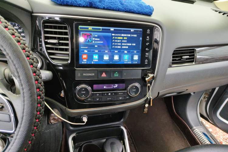 Used Mitsubishi Outlander 2019 2.4L Two-Wheel Drive ZhiXing Version 5 Seats China V Emission Standard Audio And AC Panel