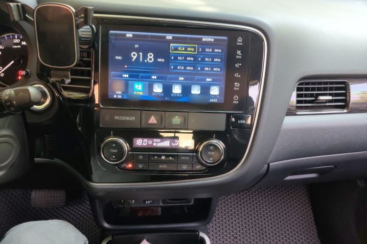 Used Mitsubishi Outlander 2019 2.4L 4x4 Zhi Xiang Edition 5 Seats China VI Standard Audio And AC Panel