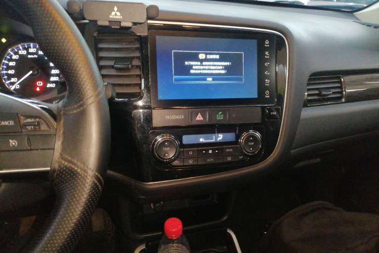 Used Mitsubishi Outlander 2019 2.0L Two-Wheel Drive Comfort Edition 7-Seater China VI Standard Audio And AC Panel