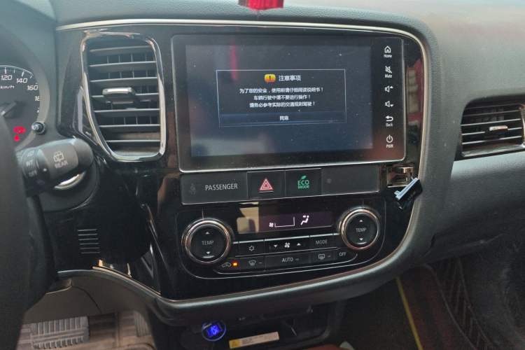 Used Mitsubishi Outlander 2019 2.4L 4x4 Zhi Xiang Edition 5 Seats China VI Standard Audio And AC Panel
