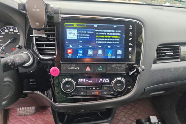 Used Mitsubishi Outlander 2019 2.4L 4x4 Zhi Xiang Edition 7 Seats China VI Standard Audio And AC Panel