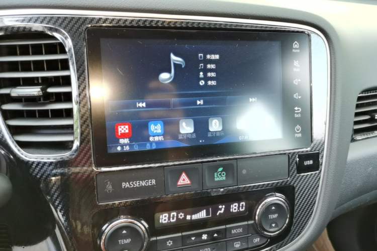 Used Mitsubishi Outlander 2019 2.4L 4x4 Zhi Xiang Edition 7 Seats China VI Standard Audio And AC Panel