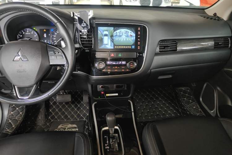 Used Mitsubishi Outlander 2019 2.0L Two-Wheel Drive Comfort Edition 7-Seater China VI Standard Audio And AC Panel