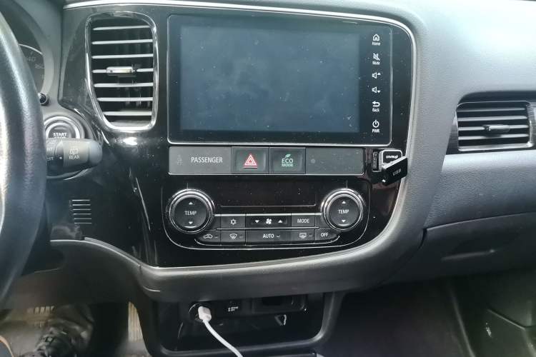 Used Mitsubishi Outlander 2019 2.4L 4x4 Zhi Xiang Edition 7 Seats China V Emission Standard Audio And AC Panel