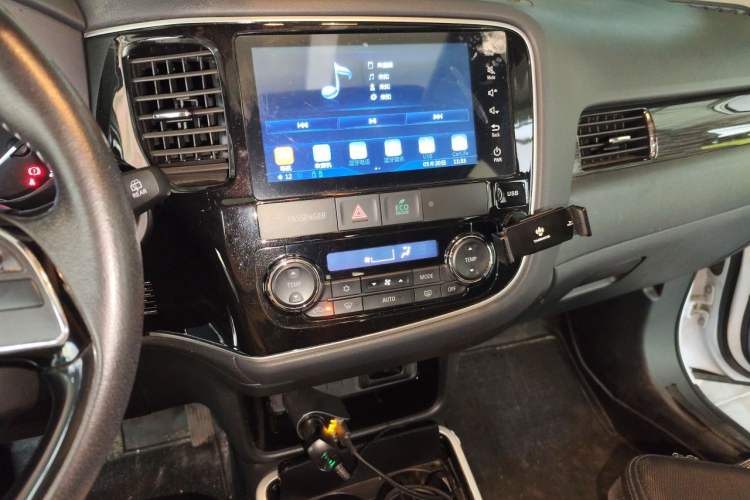 Used Mitsubishi Outlander 2019 2.0L Two-Wheel Drive Comfort Edition 5 Seats China VI Standard Audio And AC Panel