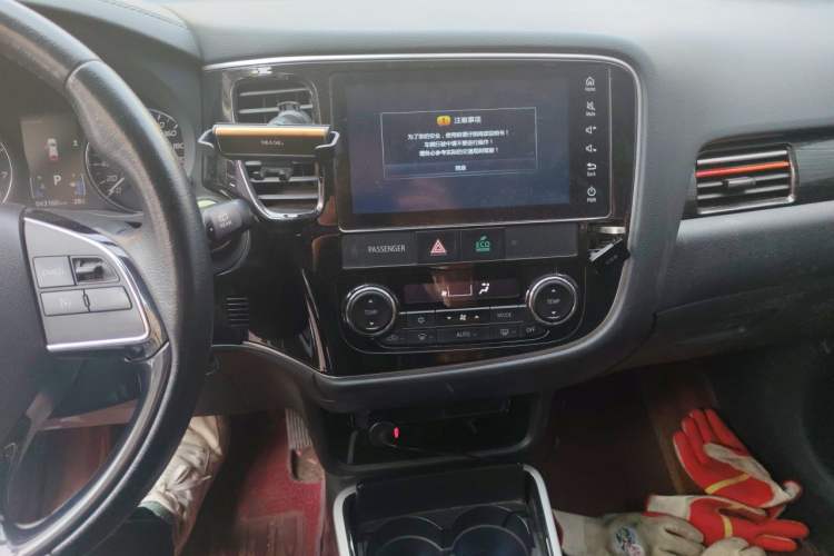 Used Mitsubishi Outlander 2019 2.0L Two-Wheel Drive Comfort Edition 5 Seats China V Standard Audio And AC Panel