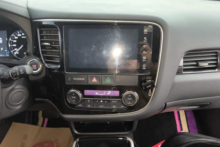 Used Mitsubishi Outlander 2019 2.0L Two-Wheel Drive Comfort Edition 5 Seats China VI Standard Audio And AC Panel