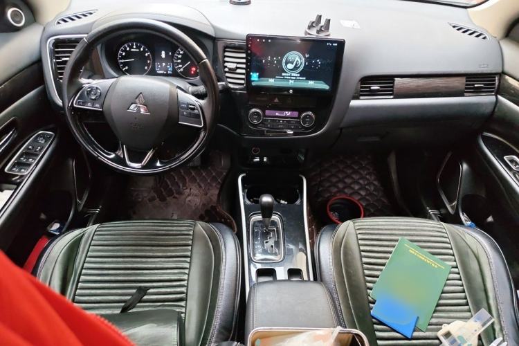 Used Mitsubishi Outlander 2019 2.0L Two-Wheel Drive Comfort Edition 7 Seats China V Emission Standard Center Console