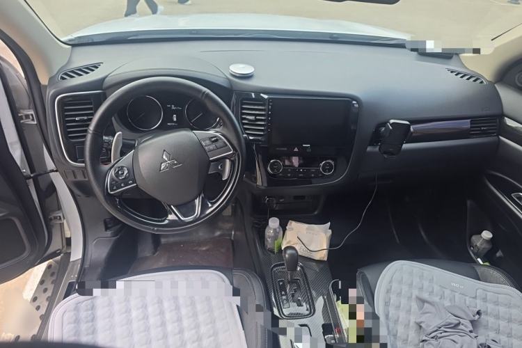 Used Mitsubishi Outlander 2019 2.4L 4x4 Zhi Xiang Edition 7 Seats China VI Standard Center Console