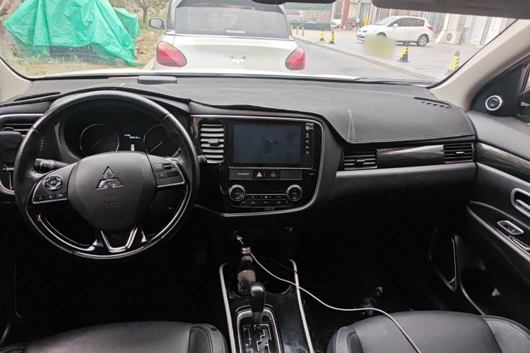 Used Mitsubishi Outlander 2019 2.0L Two-Wheel Drive Comfort Edition 5 Seats China V Emission Standard Center Console