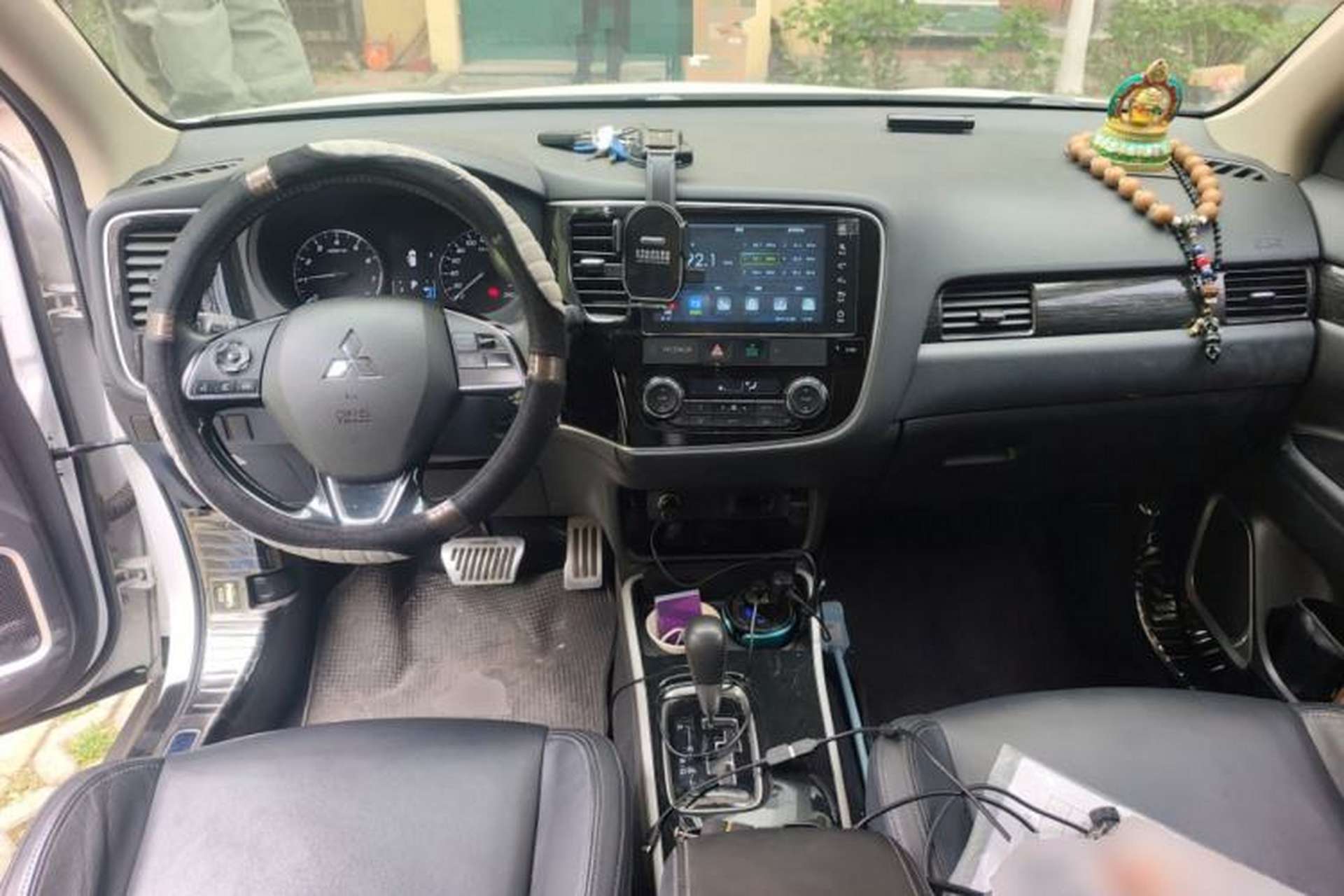 Used Mitsubishi Outlander 2019 2.0L Two-Wheel Drive Comfort Edition 7 Seats China V Emission Standard Center Console
