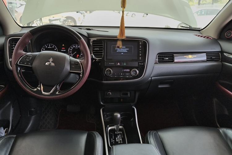Used Mitsubishi Outlander 2019 2.0L Two-Wheel Drive Comfort Edition 5 Seats China VI Standard Center Console