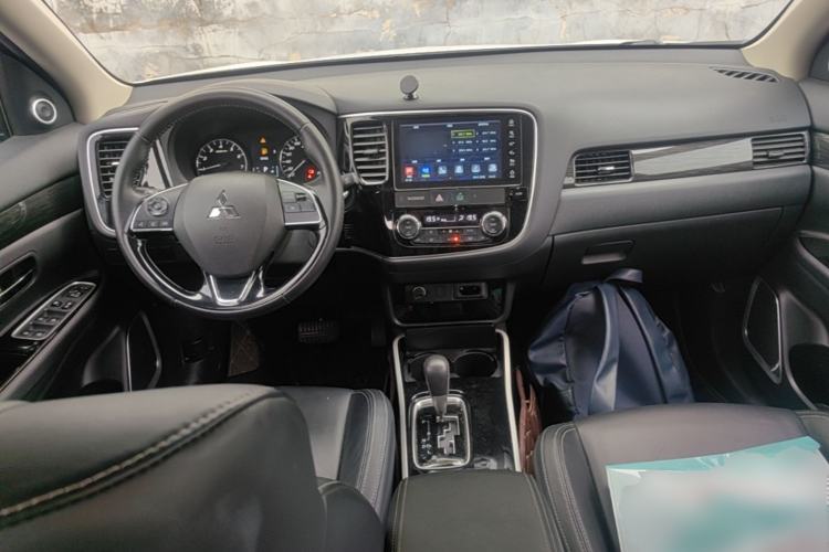 Used Mitsubishi Outlander 2019 2.0L Two-Wheel Drive Comfort Edition 5 Seats China VI Standard Center Console