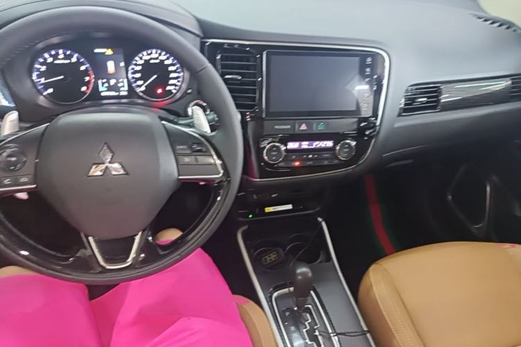Used Mitsubishi Outlander 2019 2.4L 4x4 Zhi Xiang Edition 5 Seats China V Emission Standard Center Console